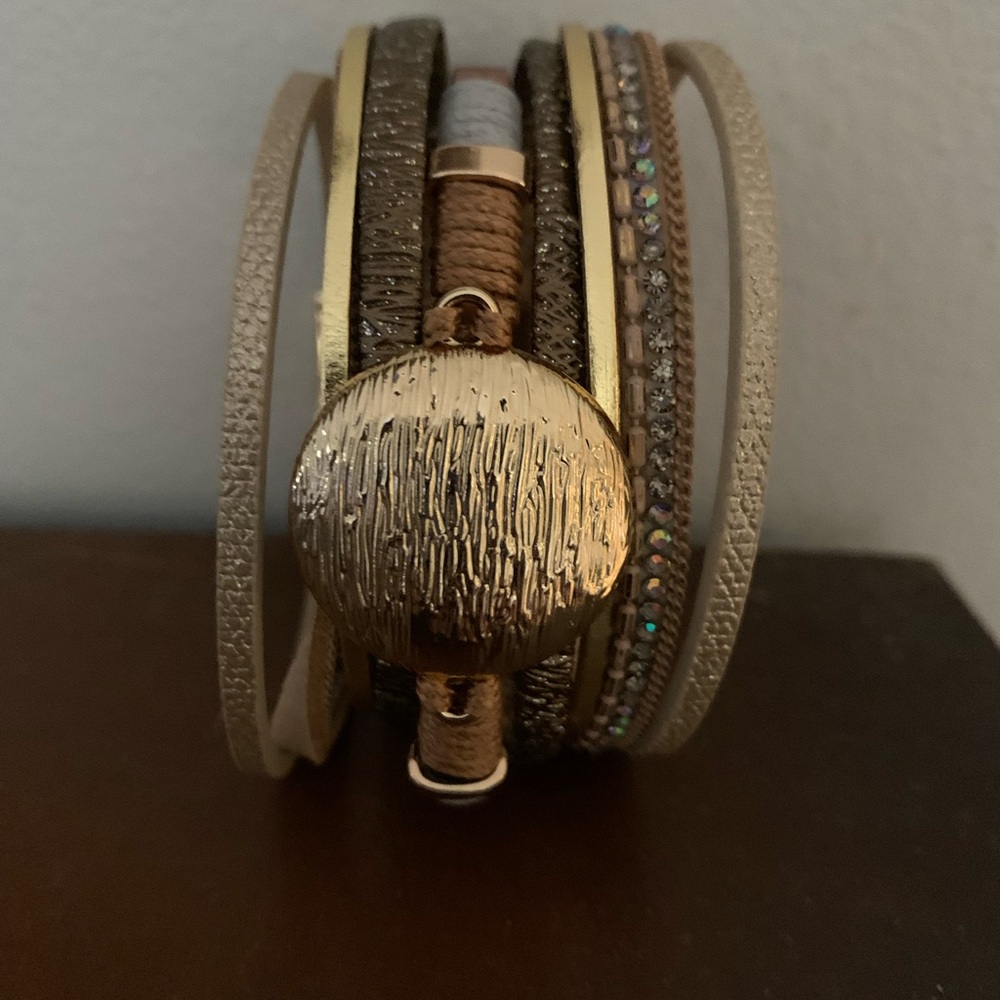SAACHI Boho style wrist cuff Gold and Cream Multi-Layered Bracelet never used. - Picture 4 of 12
